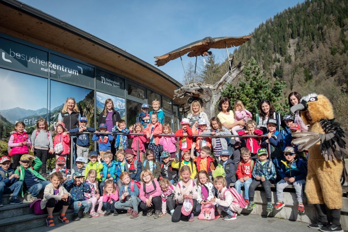 Eine Gruppe Kindergartenkinder mit ihren Betreuerinnen vor dem Besucherzentrum Mallnitz 